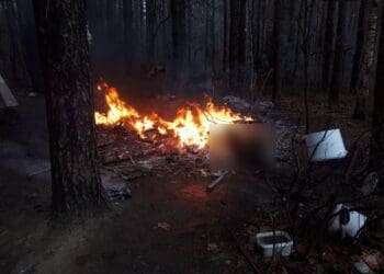 ў самаробным шалашы згарэла дзяўчына