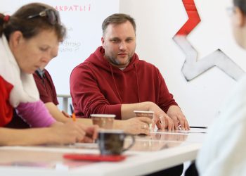 OKNO NA WSCHÓD