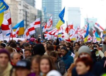 Беларусский марш в Варшаве